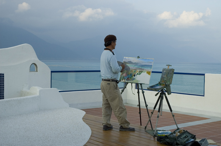 painter on beach hotel hualiena